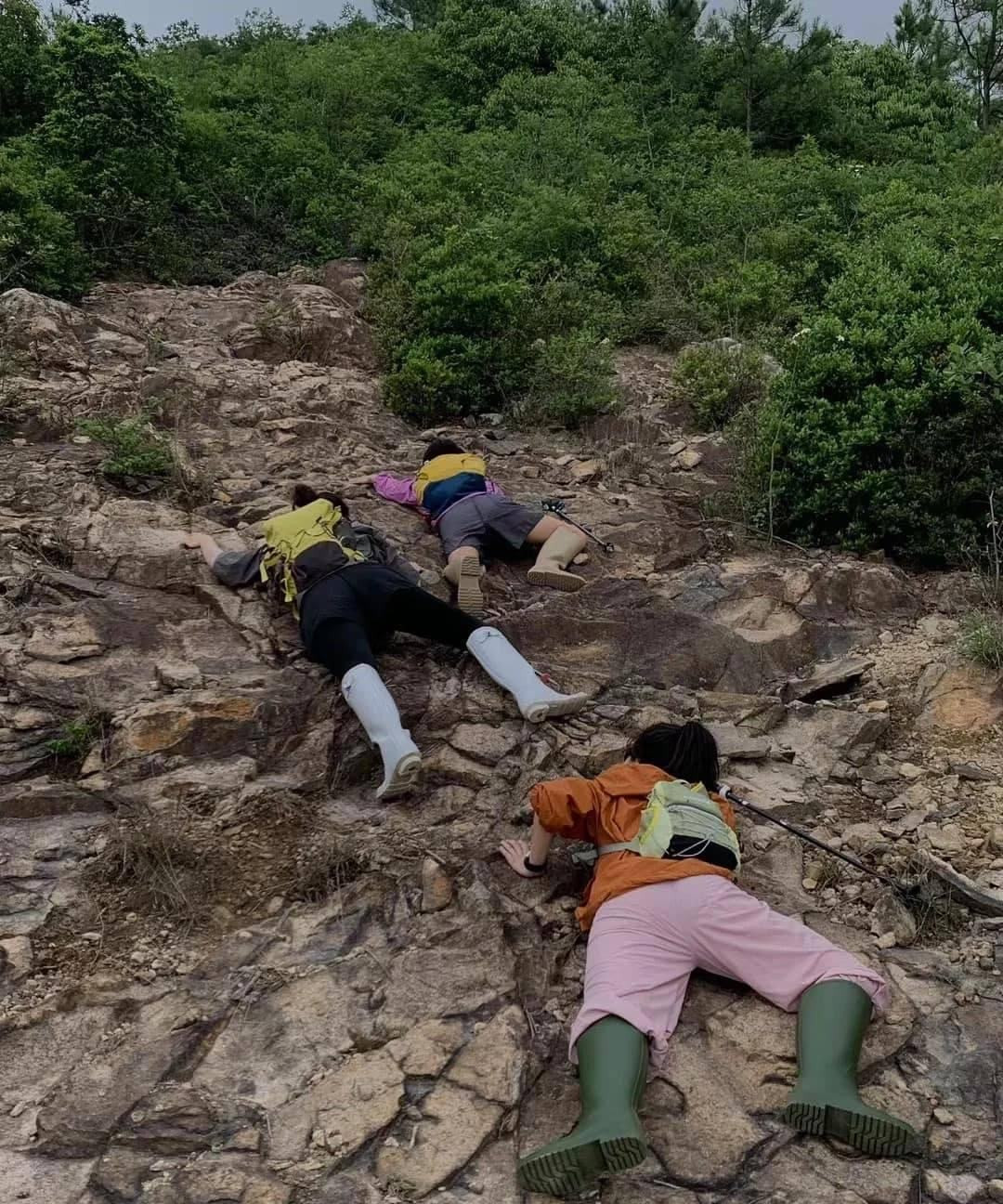 Đối với nhiều bạn trẻ, du lịch được xem là một thú vui, một niềm đam mê bất tận. Họ đi du lịch không chỉ để khám phá những vùng đất mới, tìm hiểu phong tục tập quán mà còn nhằm mục đích cho ra đời hàng loạt các bức hình nghệ thuật đẹp mê ly. Nhưng với những bạn trẻ trong bức ảnh này, lý thuyết đó không tồn tại.