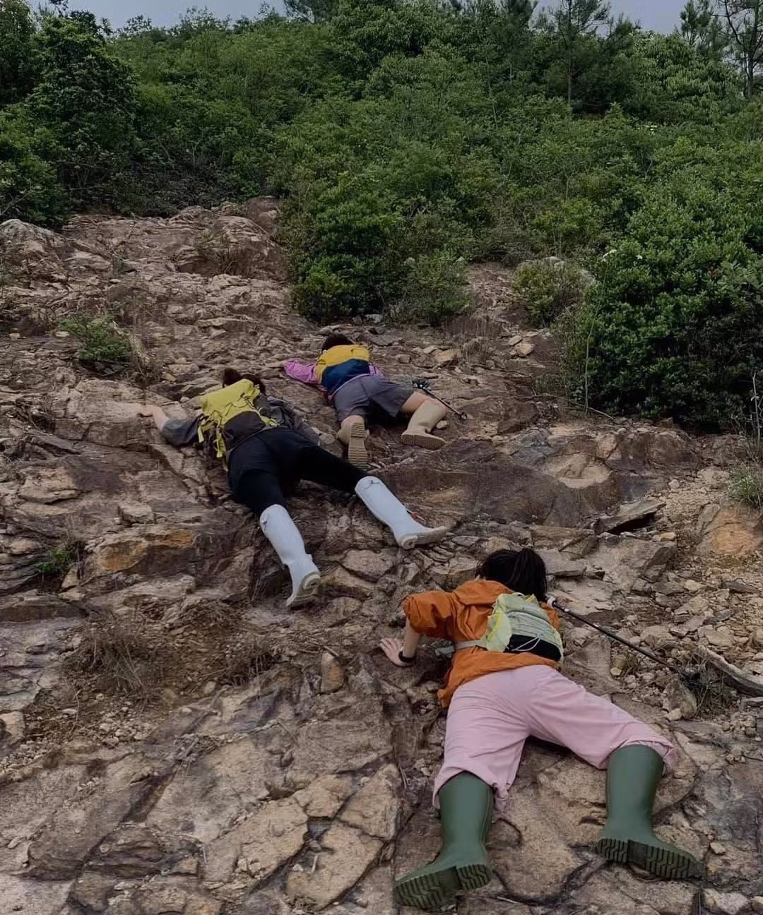 Đối với nhiều bạn trẻ, du lịch được xem là một thú vui, một niềm đam mê bất tận. Họ đi du lịch không chỉ để khám phá những vùng đất mới, tìm hiểu phong tục tập quán mà còn nhằm mục đích cho ra đời hàng loạt các bức hình nghệ thuật đẹp mê ly. Nhưng với những bạn trẻ trong bức ảnh này, lý thuyết đó không tồn tại.