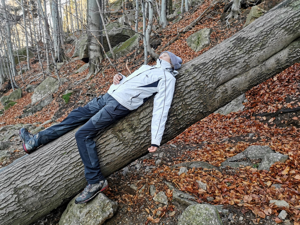 Cũng là chụp với phong cảnh đấy nhưng dáng này hơi..lạ.