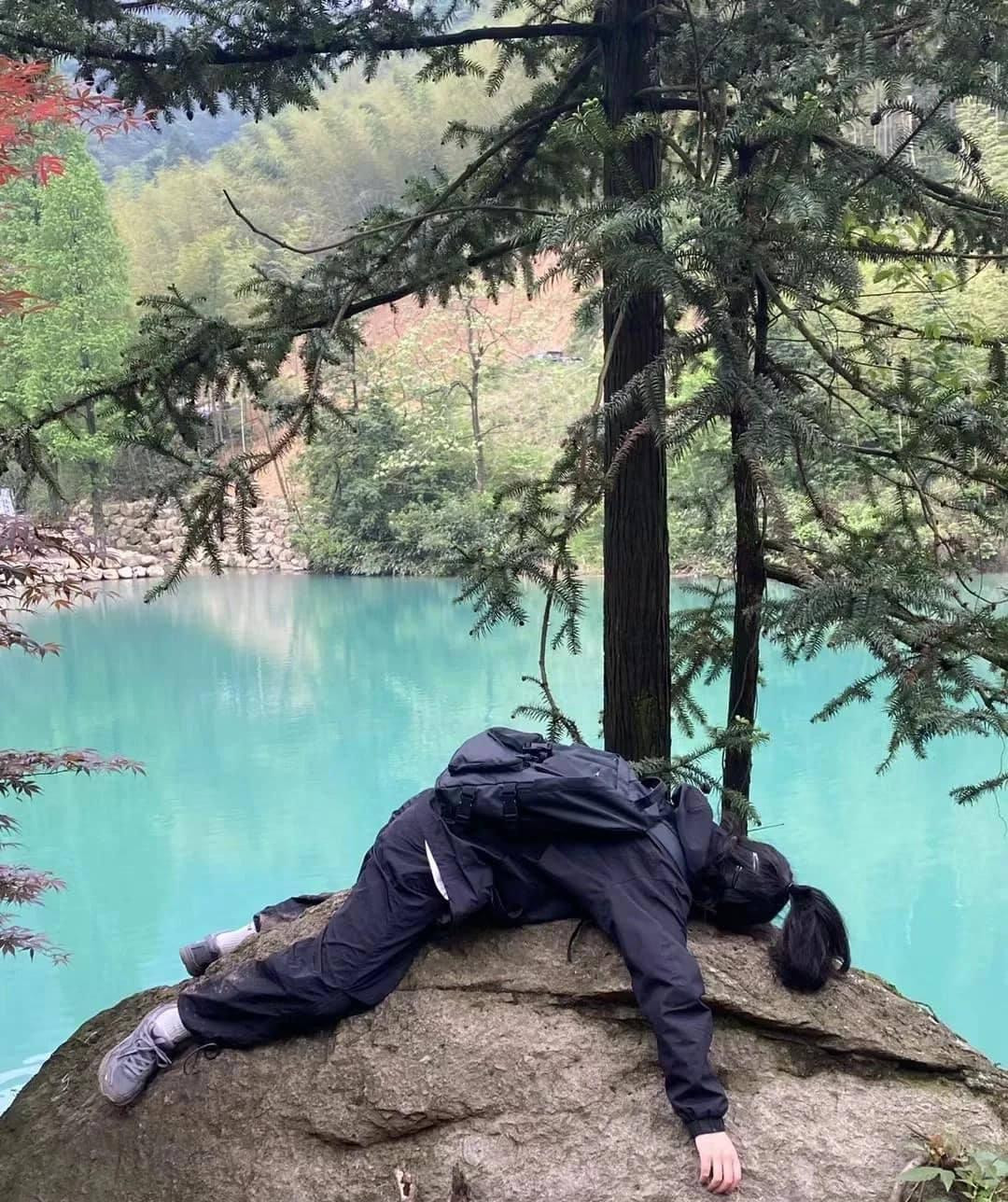 Diện đồ thật đẹp để check-in ư? Không, cô gái này nằm úp xuống tảng đá thôi đã đủ tạo nên 1 bức ảnh độc lạ rồi.