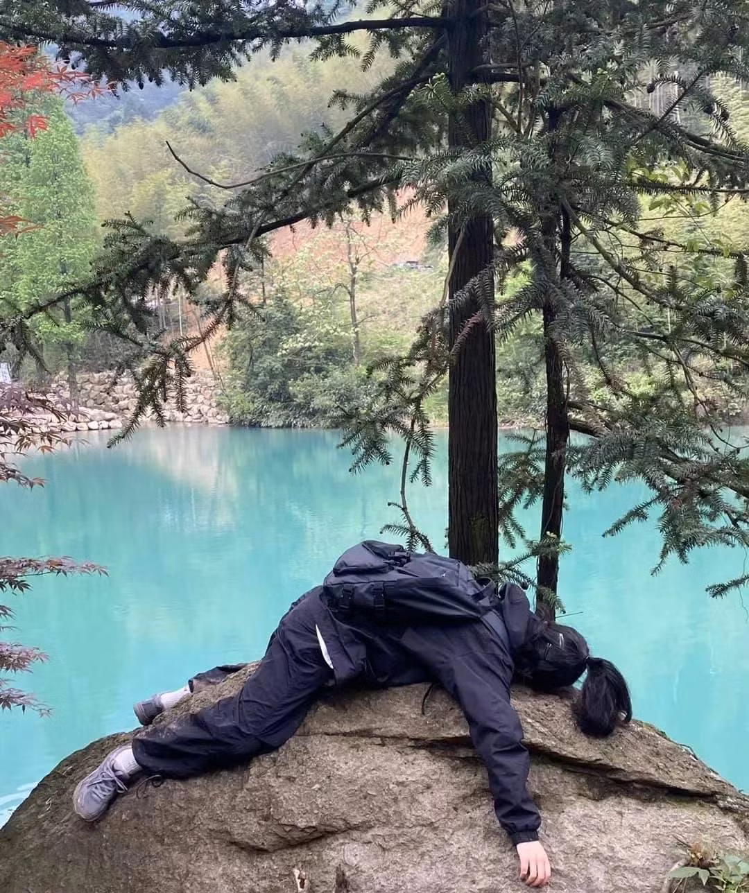 Diện đồ thật đẹp để check-in ư? Không, cô gái này nằm úp xuống tảng đá thôi đã đủ tạo nên 1 bức ảnh độc lạ rồi.