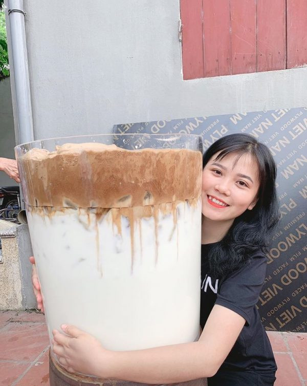 Rất nhiều lần, xuất thân của con gái bà Tân bị đặt dấu hỏi tuy nhiên gia đình bà vẫn chưa một lần lên tiếng chính thức cho việc này.