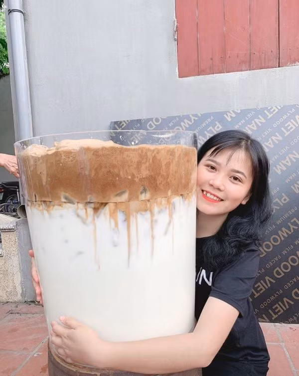 Rất nhiều lần, xuất thân của con gái bà Tân bị đặt dấu hỏi tuy nhiên gia đình bà vẫn chưa một lần lên tiếng chính thức cho việc này.