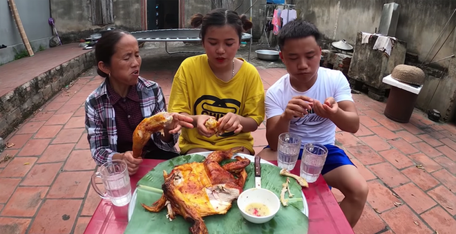 Hơn nữa, Thanh Lương cũng không hề giống bất kỳ thành viên nào trong gia đình bà Tân. Nhiều người thậm chí còn cho rằng cô nàng là... con dâu bà Tân.