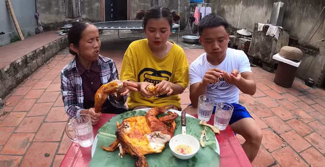 Hơn nữa, Thanh Lương cũng không hề giống bất kỳ thành viên nào trong gia đình bà Tân. Nhiều người thậm chí còn cho rằng cô nàng là... con dâu bà Tân.