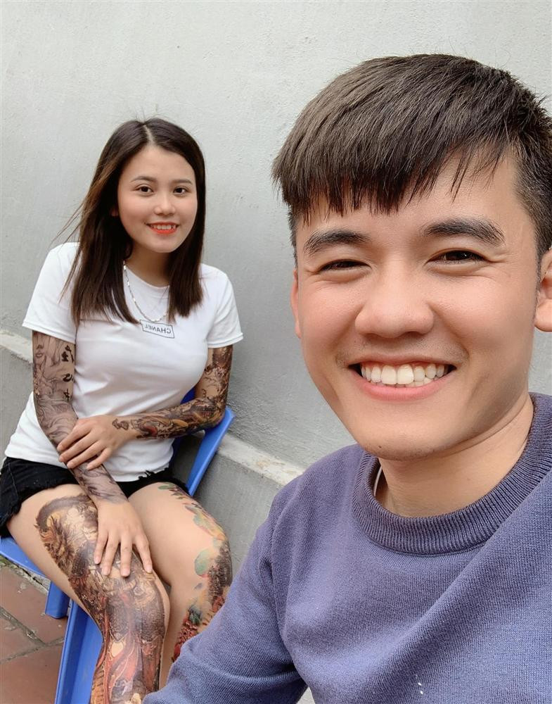 Học theo anh trai nuôi và mẹ nuôi, vlog của cô xoay quanh cuộc sống thường nhật, nấu ăn và nghĩ ra trò để troll mẹ,