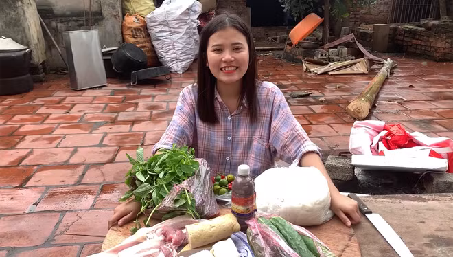 Bên cạnh đó, danh tính thật sự của con gái bà Tân Vlog cũng khiến nhiều người phải đặt dấu hỏi. Bởi lẽ, bà Tân từng chia sẻ rằng chỉ có 2 cậu con trai, chồng bà đã mất sớm.