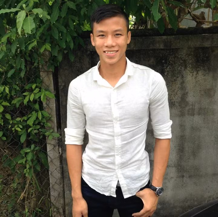 Ở Nghệ An, ngoài Hoàng Thịnh là hot boy số 1 thì người ta còn truyền nhau câu nói: “Bồ Nguyên Mạnh, người yêu Quế Ngọc Hải”. Câu này ám chỉ sự đẹp trai của Ngọc Hải. Với khuôn mặt thanh tú và một body chuẩn, tân đội trưởng U23 Việt Nam đã làm xiêu lòng không ít các cô nàng không chỉ ở xứ Nghệ và trên cả nước.