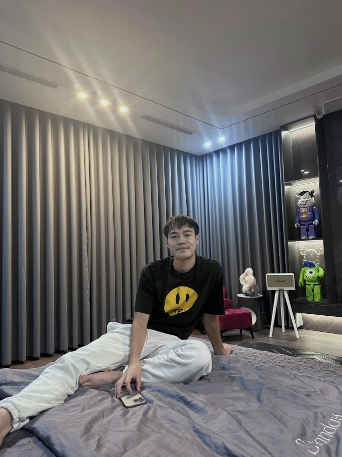 Ngoài ra, Văn Toàn còn phát triển bản thân trong lĩnh vực kinh doanh khi đang là chủ tịch của thương hiệu thời trang cá nhân.