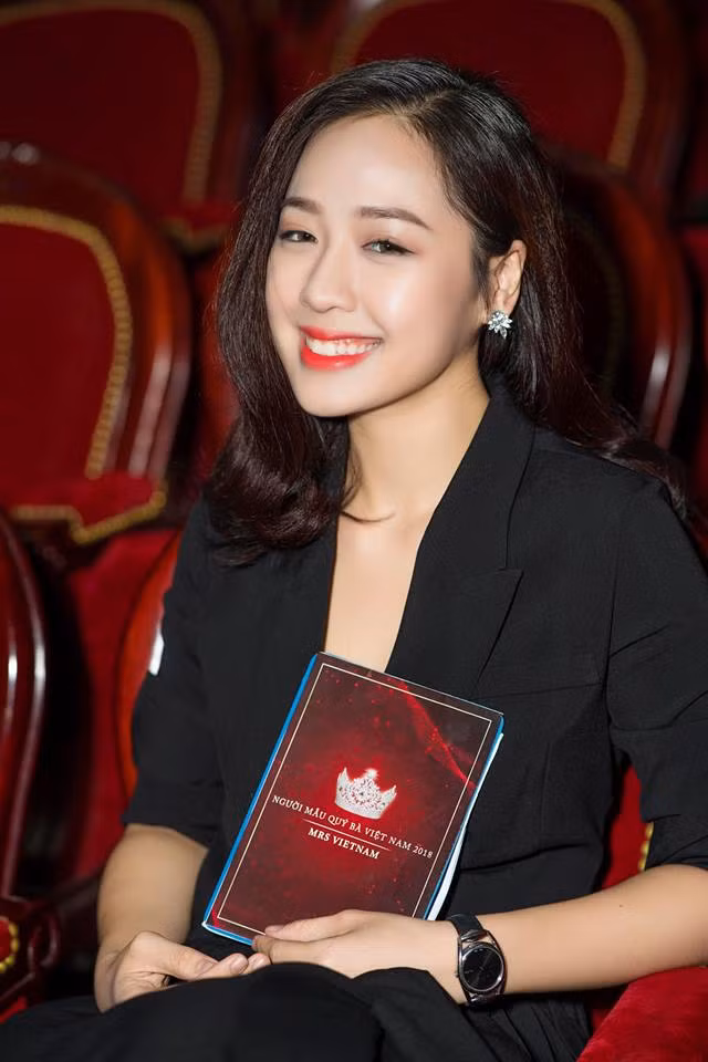 Hot girl trường Amsterdam - Hà My gây ấn tượng mạnh với nụ cười tươi và khả năng nói tiếng Anh trôi chảy. Cô có thể giao tiếp thành thao tiếng Anh, Pháp và nói được tiếng Hàn, Trung.