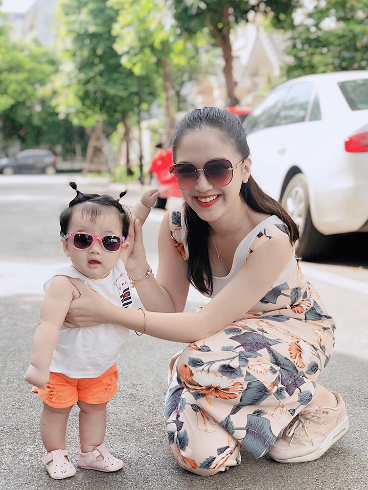 Trên trang cá nhân, Hà Anh thường chia sẻ những tấm ảnh hạnh phúc bên chồng con.