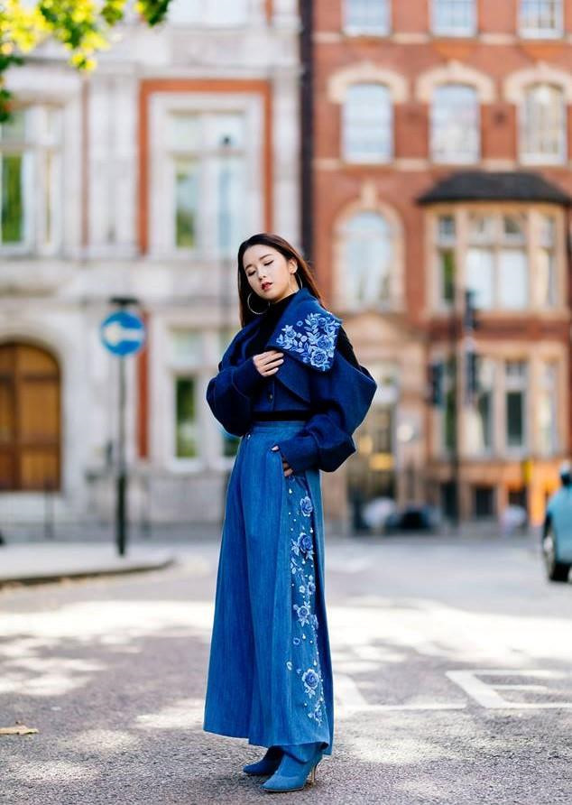 Không chỉ sở hữu thành tích học tập khủng, Kim Chi còn được dân mạng khen ngợi với nhan sắc xinh đẹp va phong cách thời trang cực chất.