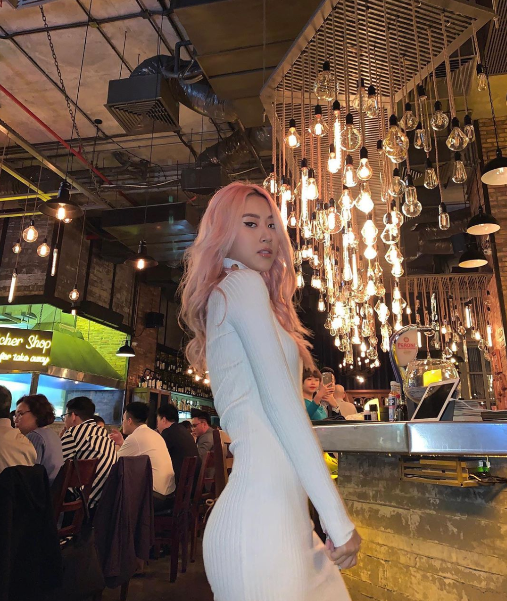 Bên cạnh nhan sắc đã được chứng minh từ thời chưa có các app chỉnh sửa ảnh và công nghệ photoshop vẫn kém phát triển, Quỳnh Anh Shyn còn sở hữu một cơ thể cực nuột nà với vòng eo con kiến và phần hông to vô cùng quyến rũ.