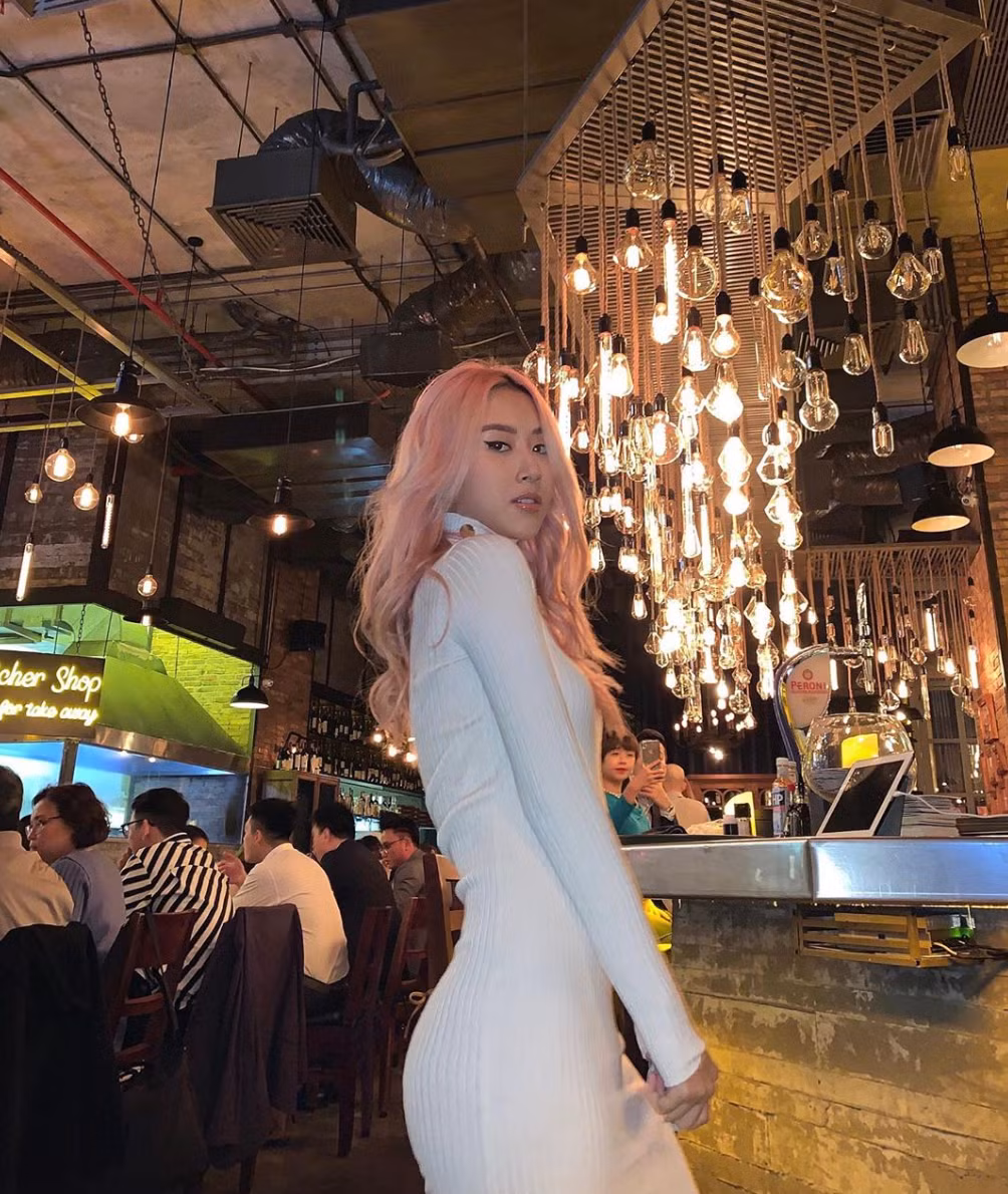 Bên cạnh nhan sắc đã được chứng minh từ thời chưa có các app chỉnh sửa ảnh và công nghệ photoshop vẫn kém phát triển, Quỳnh Anh Shyn còn sở hữu một cơ thể cực nuột nà với vòng eo con kiến và phần hông to vô cùng quyến rũ.