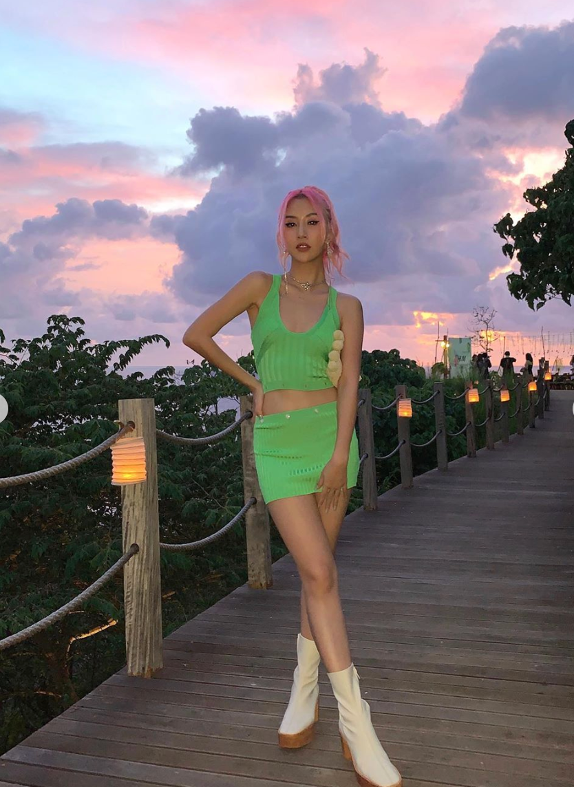 Cũng là một trong những hot girl Hà Thành có tiếng, quỳnh Anh Shyn theo đuổi con đường làm fashionista với phong cách cá tính và có phần nổi loạn. Cô nàng không ngần ngại thử những xu hướng thời trang mới.