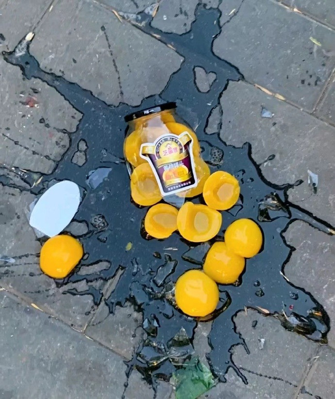 Vừa mới mua ra đến cửa của siêu thị thì lỡ tay...