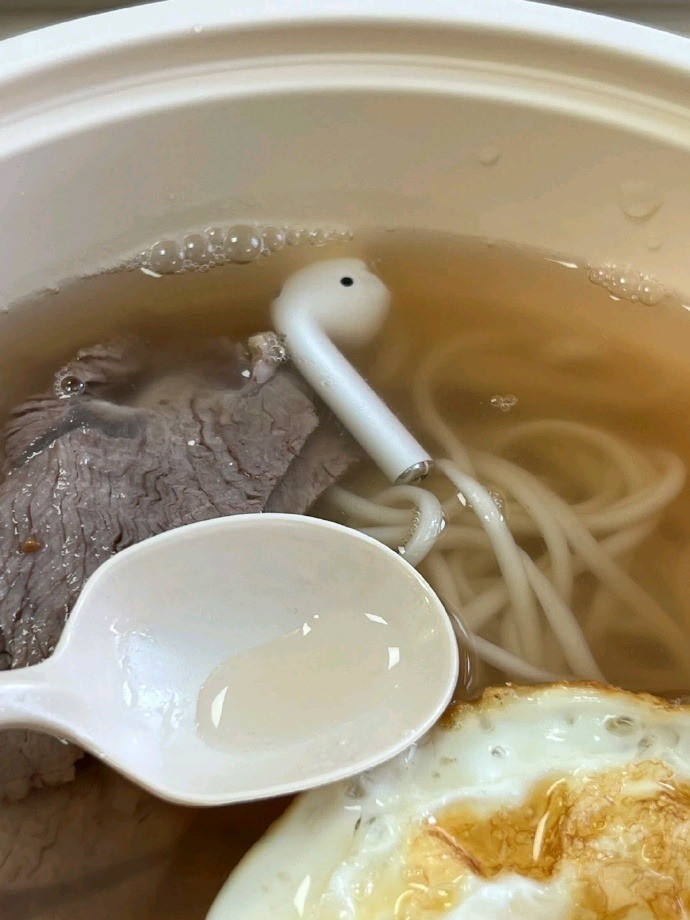 Bát bún bò không còn vị gì nữa...