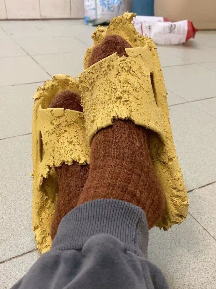 Đôi dép thể hiện sự "khổ sở" của chủ nhân...