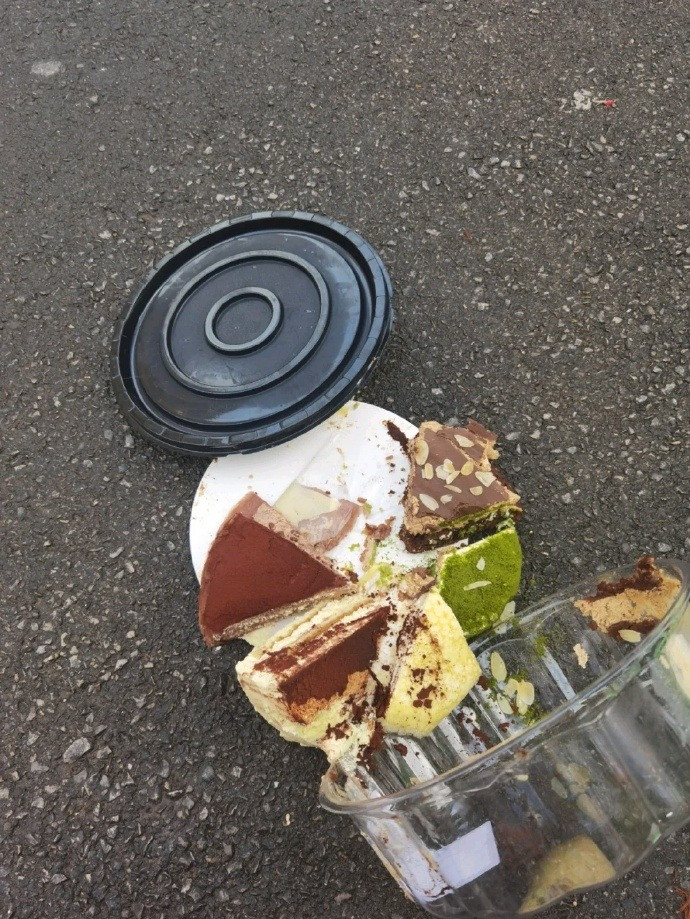 Miếng ăn đến miệng còn để rơi...