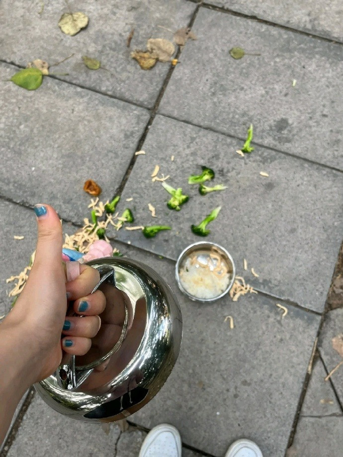 Chủ nhân của chiếc cặp lồng này vẫn giơ được biểu tượng like bằng ngón cái, "tôi lạc quan giữa đám đông" là đây sao.