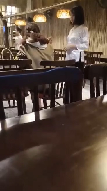 Co gai lam loan nha hang vi dia rau co hanh gay buc xuc