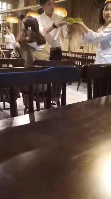 Co gai lam loan nha hang vi dia rau co hanh gay buc xuc-Hinh-2