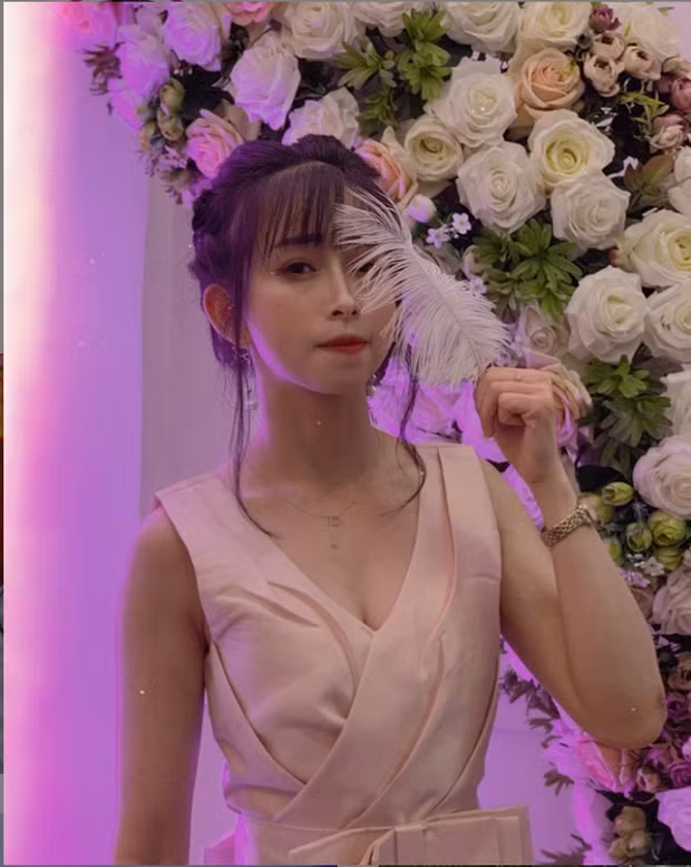 Bên cạnh chuyên môn tốt, Châu Tuyết Vân còn gây chú ý nhờ khuôn mặt xinh đẹp, đôi mắt to tròn, sống mũi cao thẳng.