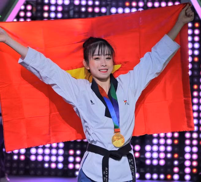 Cô gái trẻ là gương mặt không hề xa lạ trong làng võ Việt Nam bởi những thành tích vô cùng đáng nể. Hot girl từng giành 5 HCV liên tiếp ở Giải vô địch thế giới, 3 lần vô địch châu Á và 3 Huy chương vàng SEA Games.