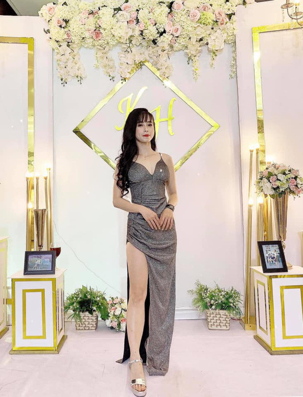 Trái ngược với hình ảnh mạnh mẽ trên sàn đầu, hot girl 9x bên ngoài dịu dàng, hoà đồng và vô cùng nữ tính.