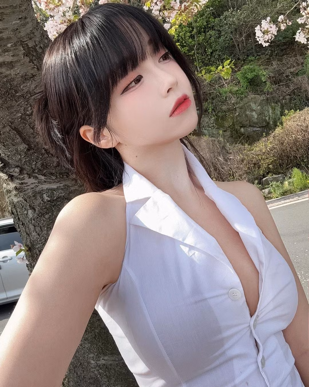 Tuy sở hữu vóc dáng cực bốc lửa, thế nhưng nữ streamer lại sở hữu gương mặt ngây thơ, đáng yêu.