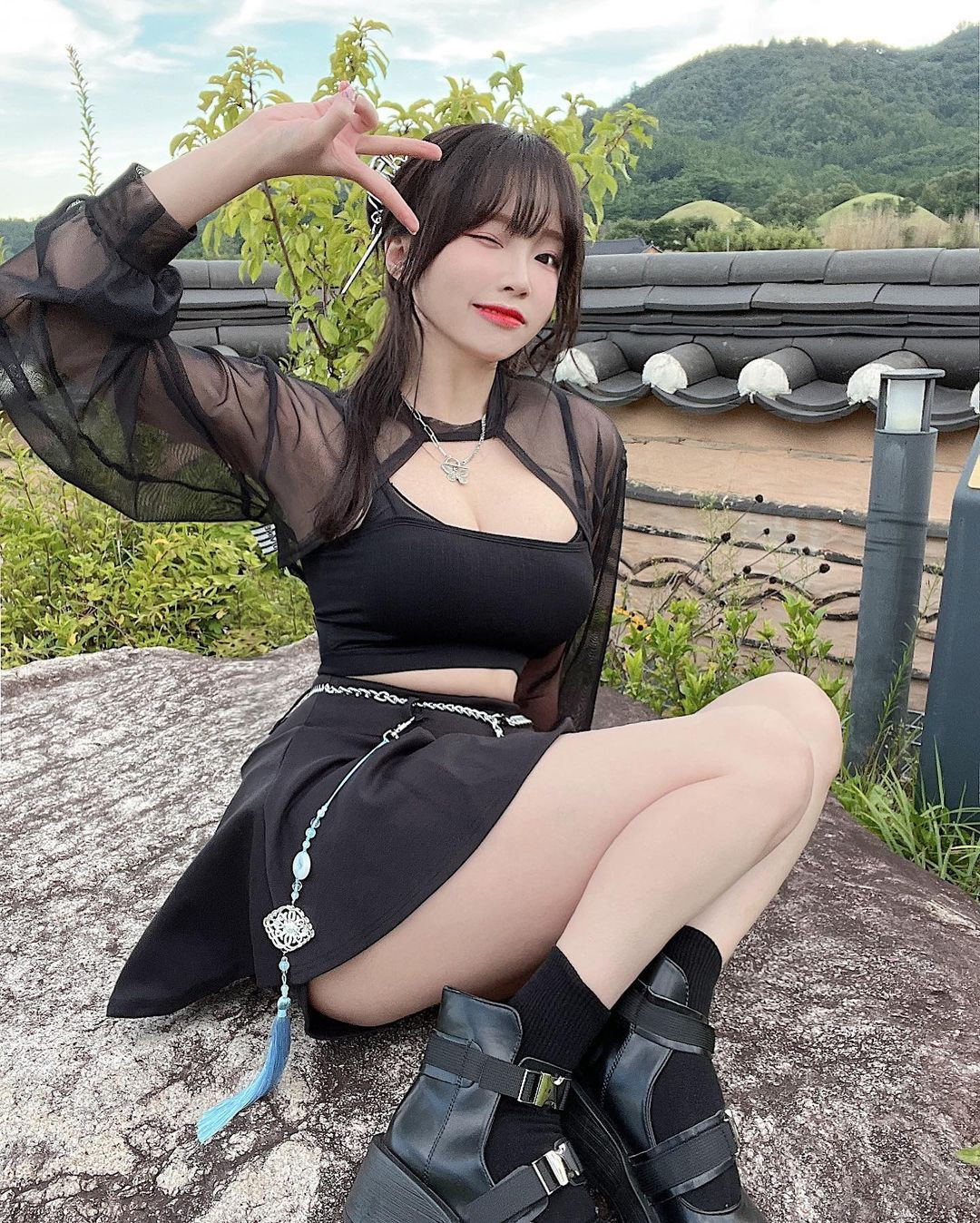 Cô rất biết cách tạo dáng khoe lợi thế hình thể.