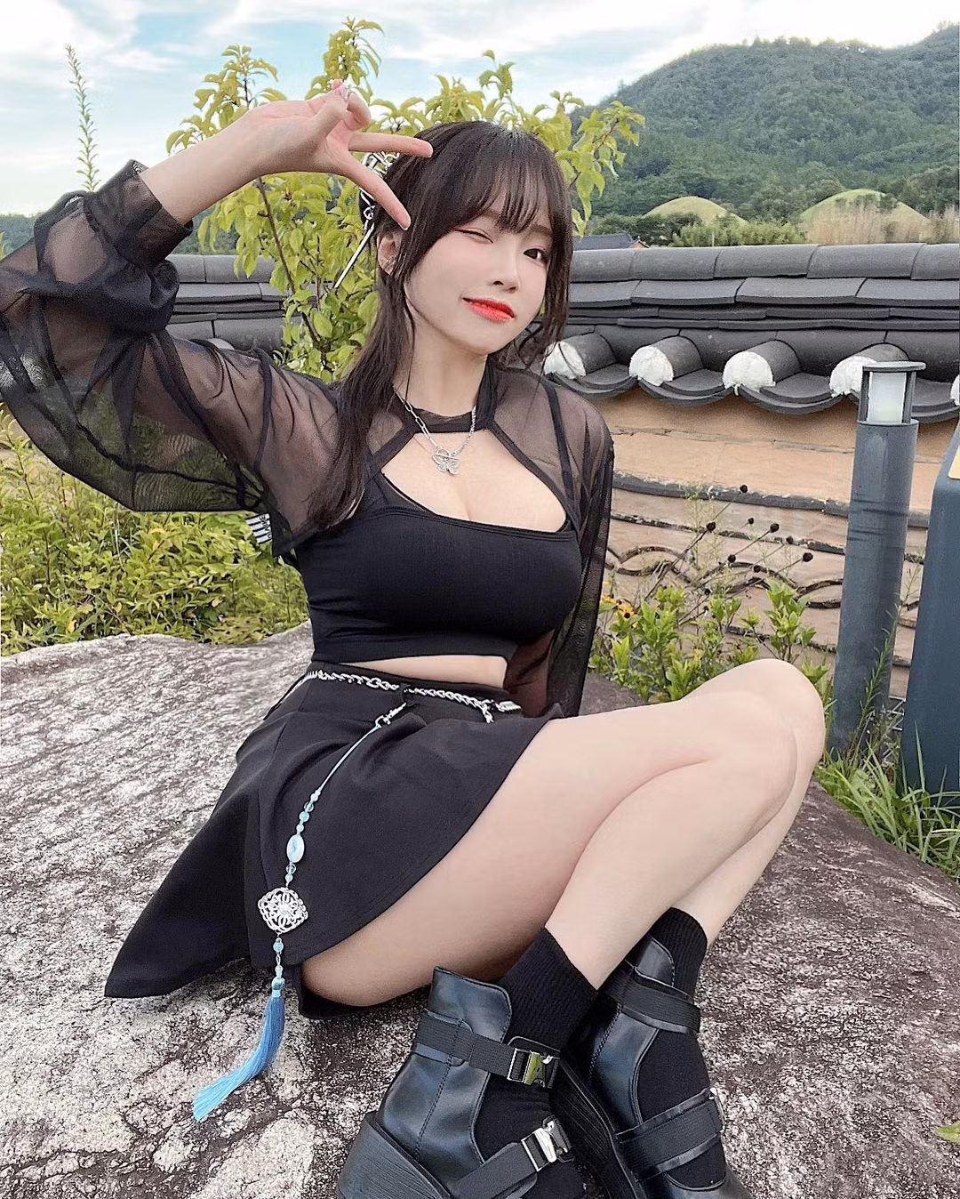 Cô rất biết cách tạo dáng khoe lợi thế hình thể.