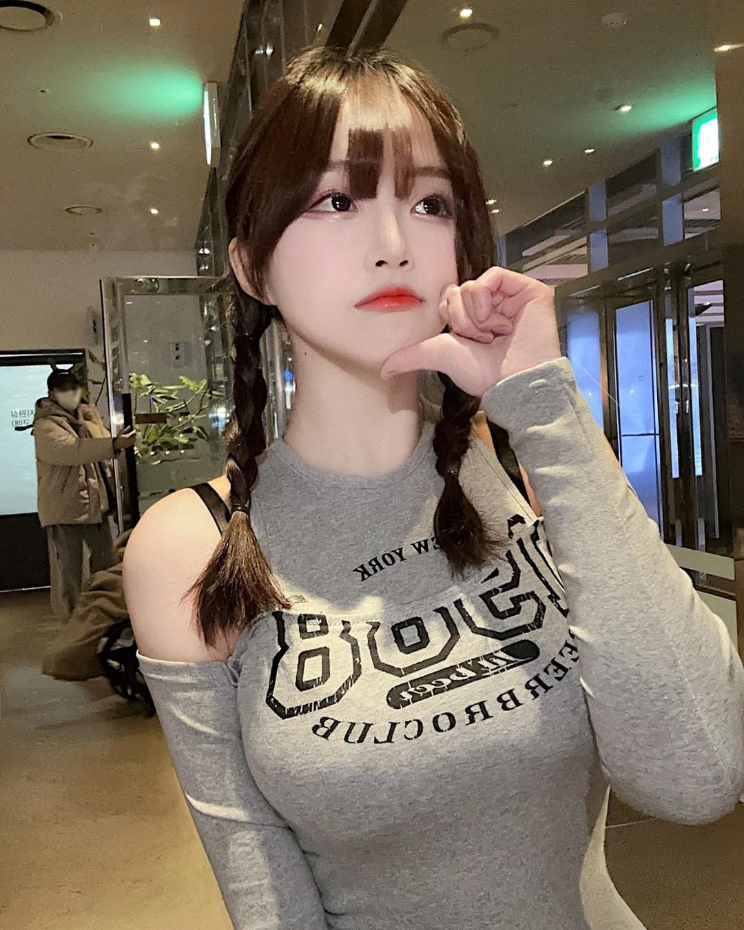 Mỹ nhân 30 tuổi sở hữu trang Instagram cá nhân với hơn 756.000 lượt theo dõi. Cô còn fan ưu ái gọi với biệt danh “nữ hoàng vòng một”.