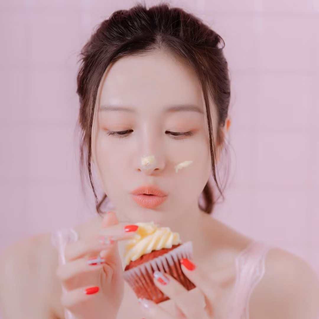 Tone chủ đạo của bộ ảnh là gam hồng nữ tính, đồng thời Jun Vũ make up nhẹ nhàng, buộc tóc đuôi ngựa đơn giản để phù hợp với concept nhưng cô vẫn tạo được ấn tượng.