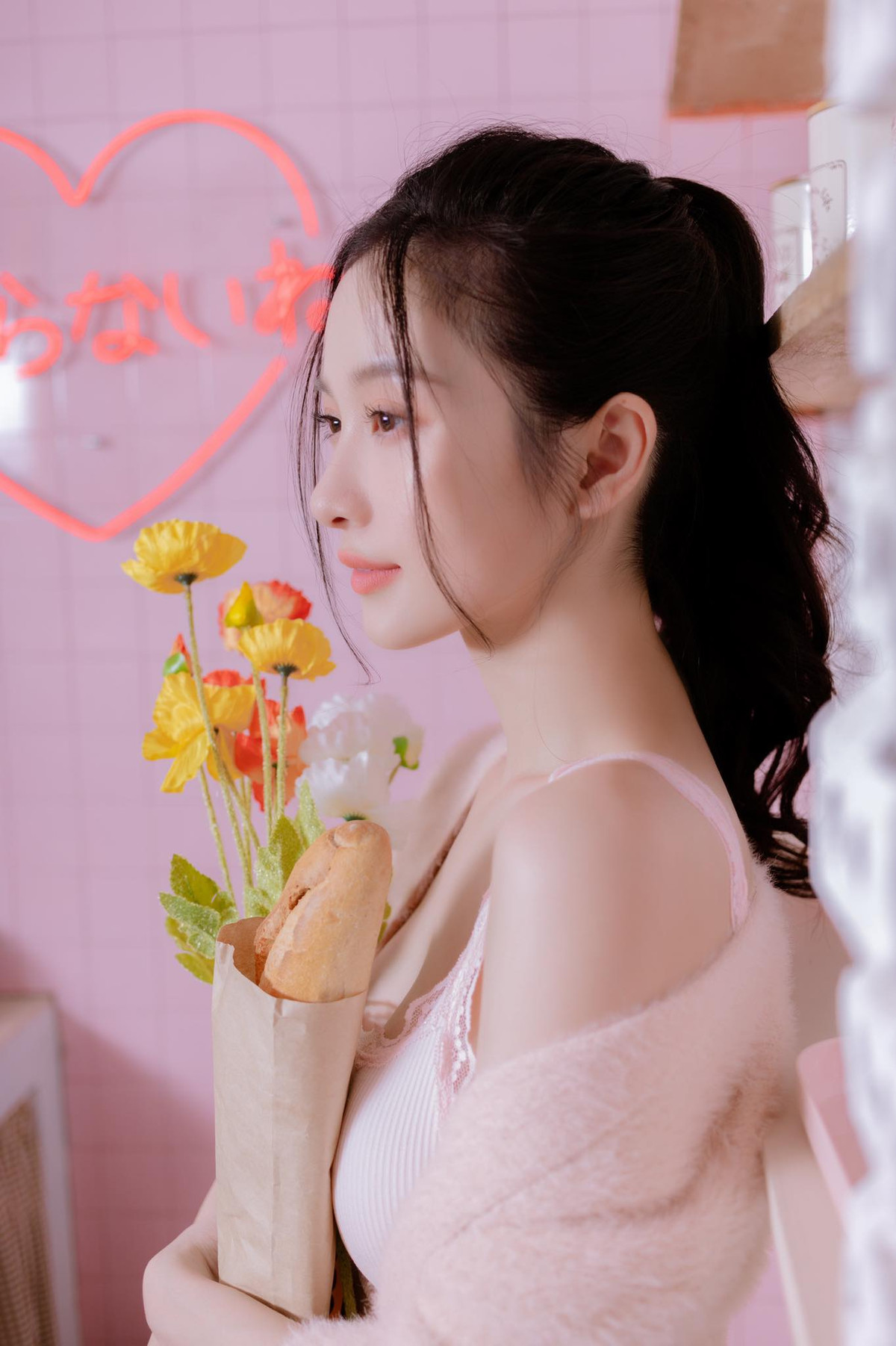 Jun Vũ sinh năm 1995, được biết đến với biệt danh "cô bé trà sữa" khi sở hữu diện mạo trong trẻo, ngây thơ. Hiện tại, cô đang cho thấy những hình ảnh mới, trưởng thành hơn so với những gì công chúng mặc định trong quá khứ.