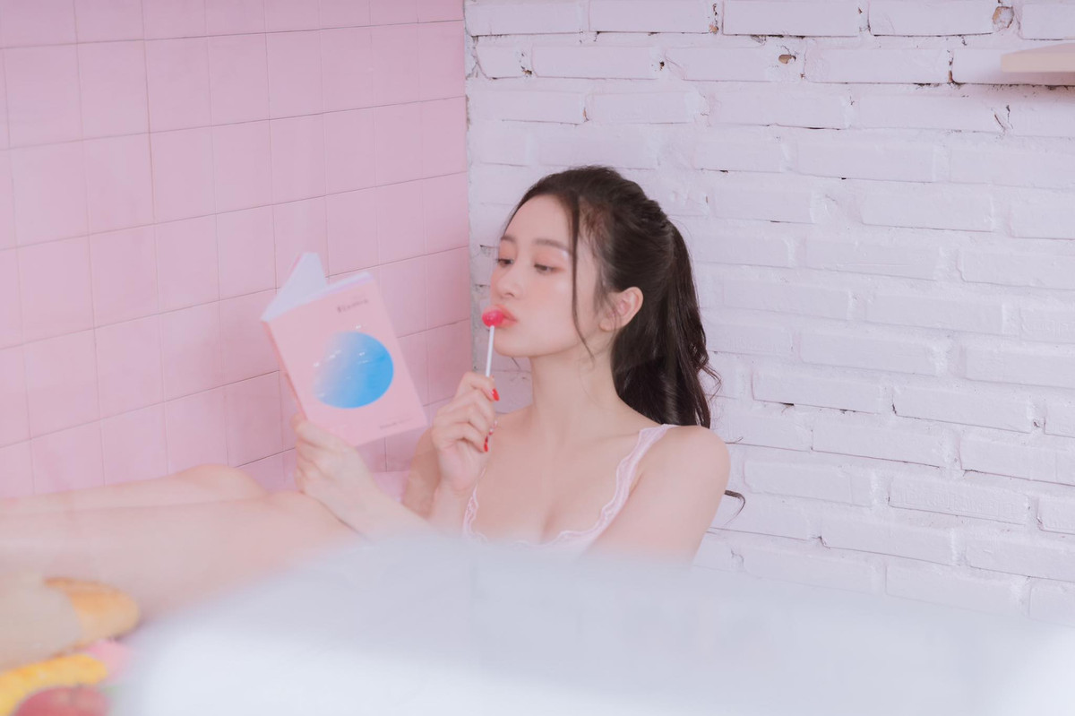 Vào dịp sinh nhật lần thứ 25 của mình mới đây, hot girl Jun Vũ đã tung ra bộ ảnh mới trong trang phục đồ ngủ mỏng manh "đốt mắt" cư dân mạng.