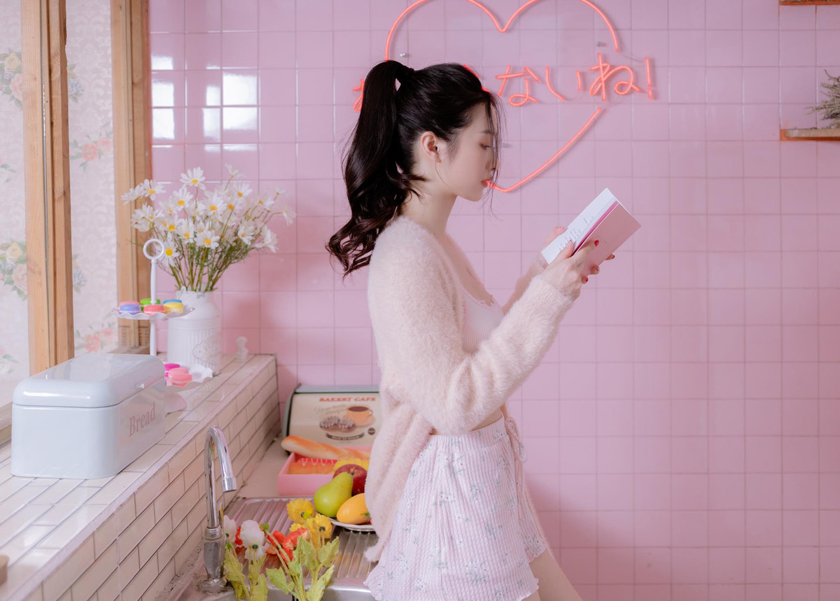 Bộ ảnh diễn ra đơn giản theo concept ở nhà, thế nhưng Jun Vũ lại thể hiện nó rất có thần thái và cực kỳ dễ thương khi mặc bộ đồ ngủ màu hồng.