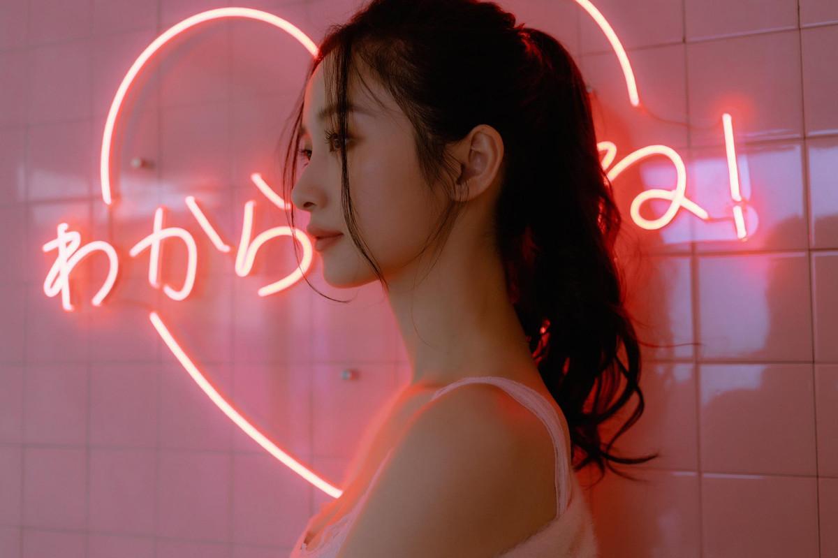 Khi chụp những bộ hình này, Jun Vũ thường chọn trang phục đơn giản nhưng lại tôn dáng như váy lụa, váy hai dây ren, áo ba lỗ ôm sát hay quần đùi. Lần này cô nàng đã sử dụng bộ đồ ngủ màu hồng cực đáng yêu và rất gợi cảm.