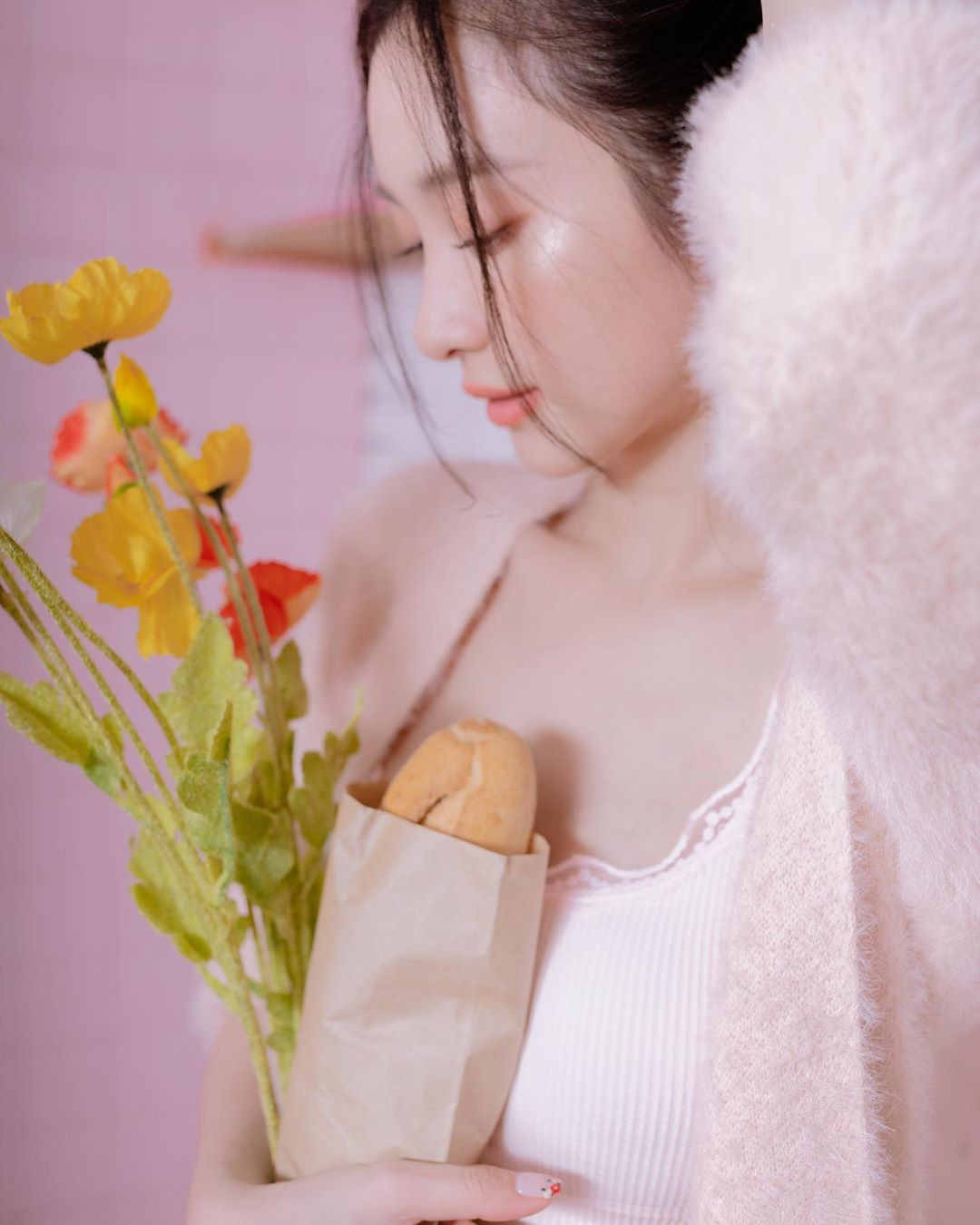 Ngay sau khi bộ ảnh được đăng tải trên trang cá nhân, bên cạnh lời chúc mừng tuổi mới, Jun Vũ còn nhận được nhiều lời khen của cư dân mạng về ngoại hình xinh đẹp này.