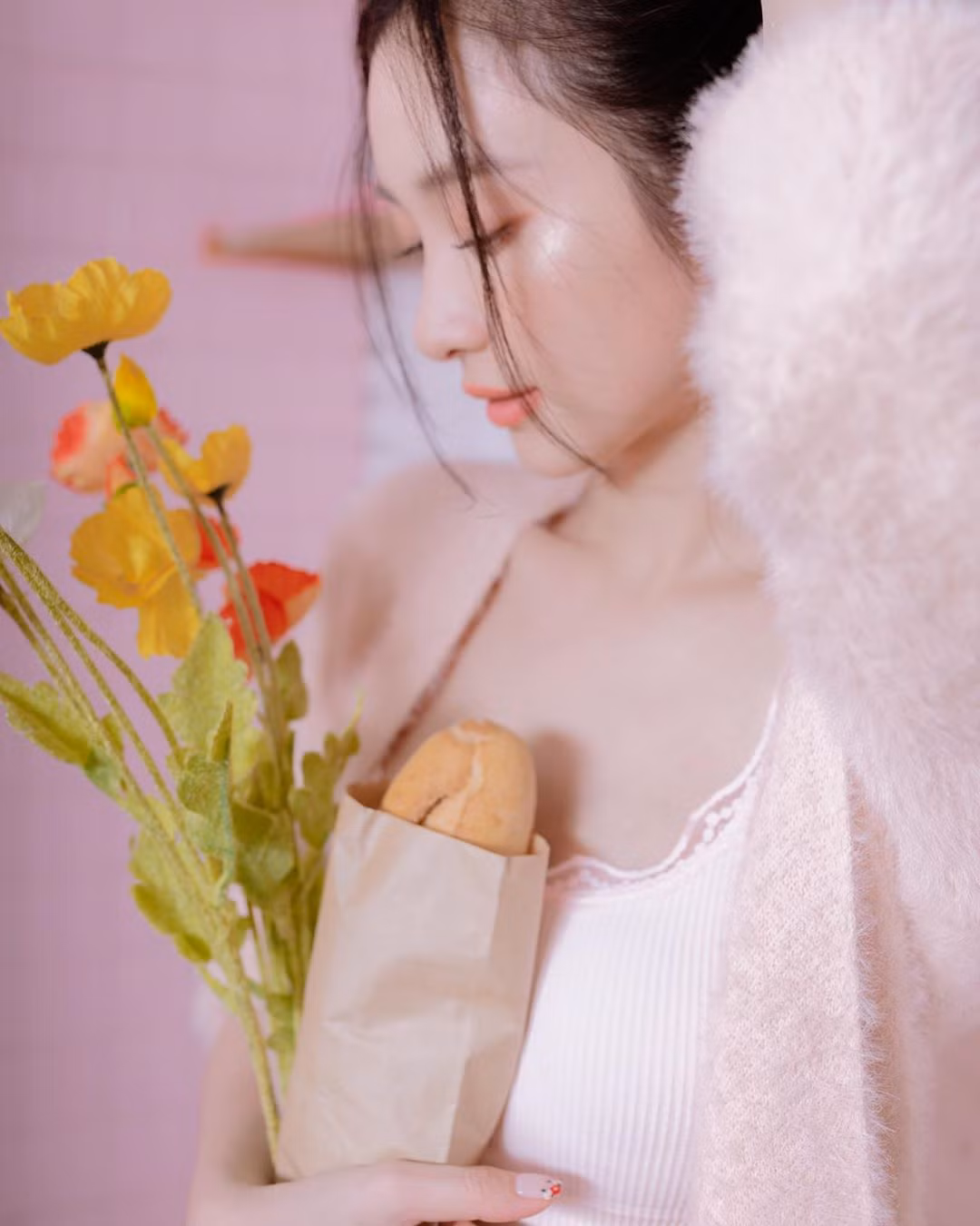 Ngay sau khi bộ ảnh được đăng tải trên trang cá nhân, bên cạnh lời chúc mừng tuổi mới, Jun Vũ còn nhận được nhiều lời khen của cư dân mạng về ngoại hình xinh đẹp này.