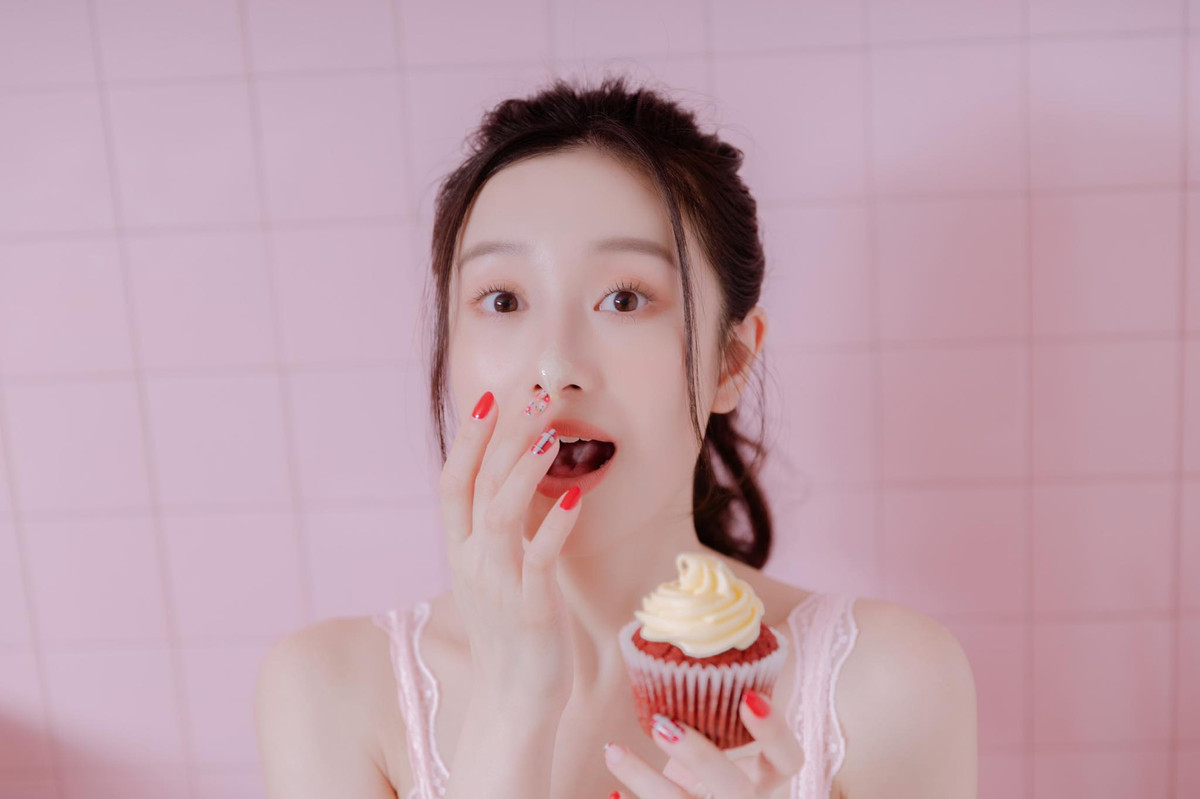 Kể từ khi nâng cấp vòng 1, Jun Vũ cũng dần chuyển hướng sang phong cách quyến rũ hơn, cô không ngần ngại chia sẻ nhiều hình ảnh để lộ cơ thể mình trên trang cá nhân.