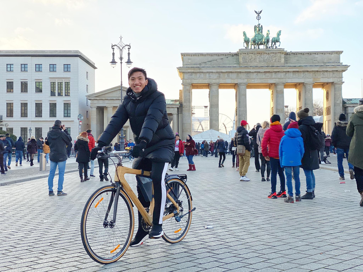 Trong khi các cầu thủ của đội tuyển U23 Việt Nam đã có mặt tại Thái Lan để chuẩn bị đá VCK U23 Châu Á 2020 thì Đoàn Văn Hậu lại thảnh thơi đón năm mới tại Châu Âu. Tận dụng kỳ nghỉ lễ ngắn ngủi, cầu thủ quê Thái Bình đã sang Đức du lịch.