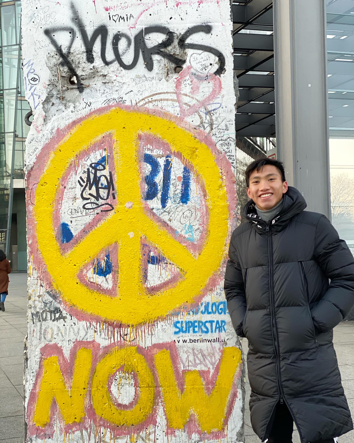 "Đôi khi Văn Hậu hay bị nhầm lẫn các bài tập và chỉ đạo chiến thuật. Thế là tôi phải dùng cả cử chỉ chân tay để diễn giải cho cậu ấy hiểu những gì mà các đồng đội đang thực hiện. Chính vì vậy, việc giao tiếp luôn rất quan trọng, do đó cậu ấy cần phải nâng cao vốn liếng tiếng Anh của mình nhiều hơn" - HLV của SC Heerenveen cho hay.