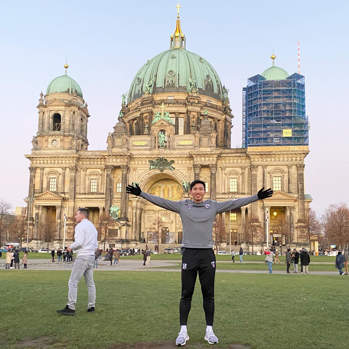 Đoàn Văn Hậu (SN 1999, quê Thái Bình) đang là cái tên không chỉ được truyền thông Việt Nam hay Châu Á chú ý mà còn được báo chí Hà Lan cực kỳ ưu ái. Thế nhưng, nhiều phóng viên thể thao tại Châu Âu cho biết anh chàng chưa đủ sức để ra sân tại Hà Lan.