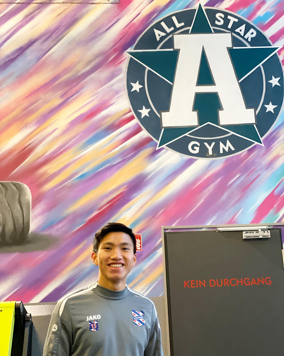 Mới đây, HLV Johnny Jansen đã thẳng thắn cho biết Văn Hậu gặp rất nhiều khó khăn trong quá trình luyện tập cùng với các đồng đội tại Hà Lan mà vấn đề lớn nhất vẫn chính là ngôn ngữ.