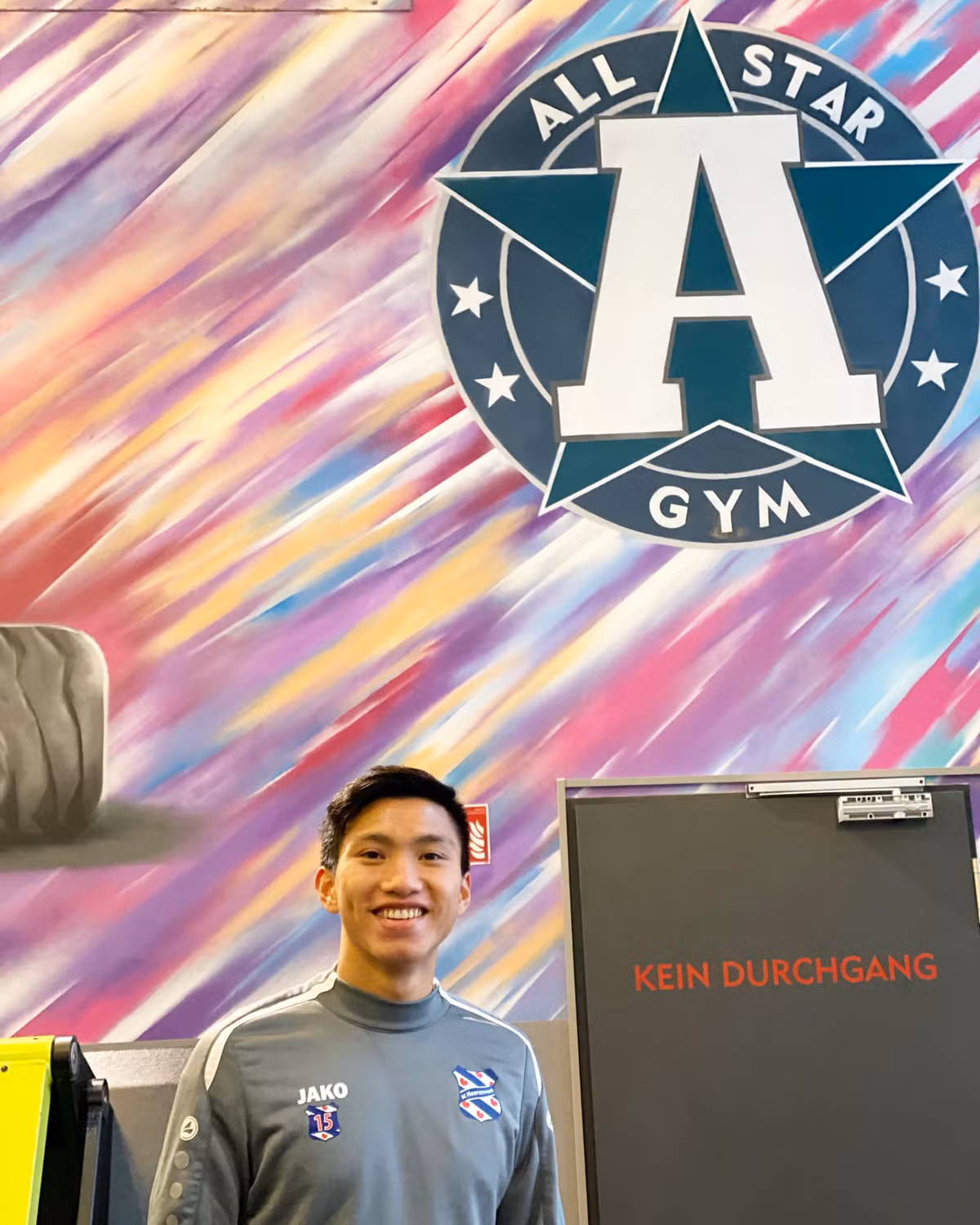 Mới đây, HLV Johnny Jansen đã thẳng thắn cho biết Văn Hậu gặp rất nhiều khó khăn trong quá trình luyện tập cùng với các đồng đội tại Hà Lan mà vấn đề lớn nhất vẫn chính là ngôn ngữ.