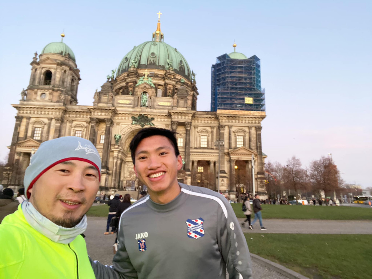 Ngay sau khi đăng tải hình ảnh đi du lịch tại Đức, Trần Đình Trọng đã có mặt để trêu đùa đàn em. Trọng "sơ-vin" bình luận: "Về Gia Lâm bao giờ thế ? Mấy chỗ giống Gia lâm ghê". Đáp lại, Văn Hậu đã đăng tải tấm ảnh từ hồi xưa của đàn anh khiến đình Trọng "cạn lời".