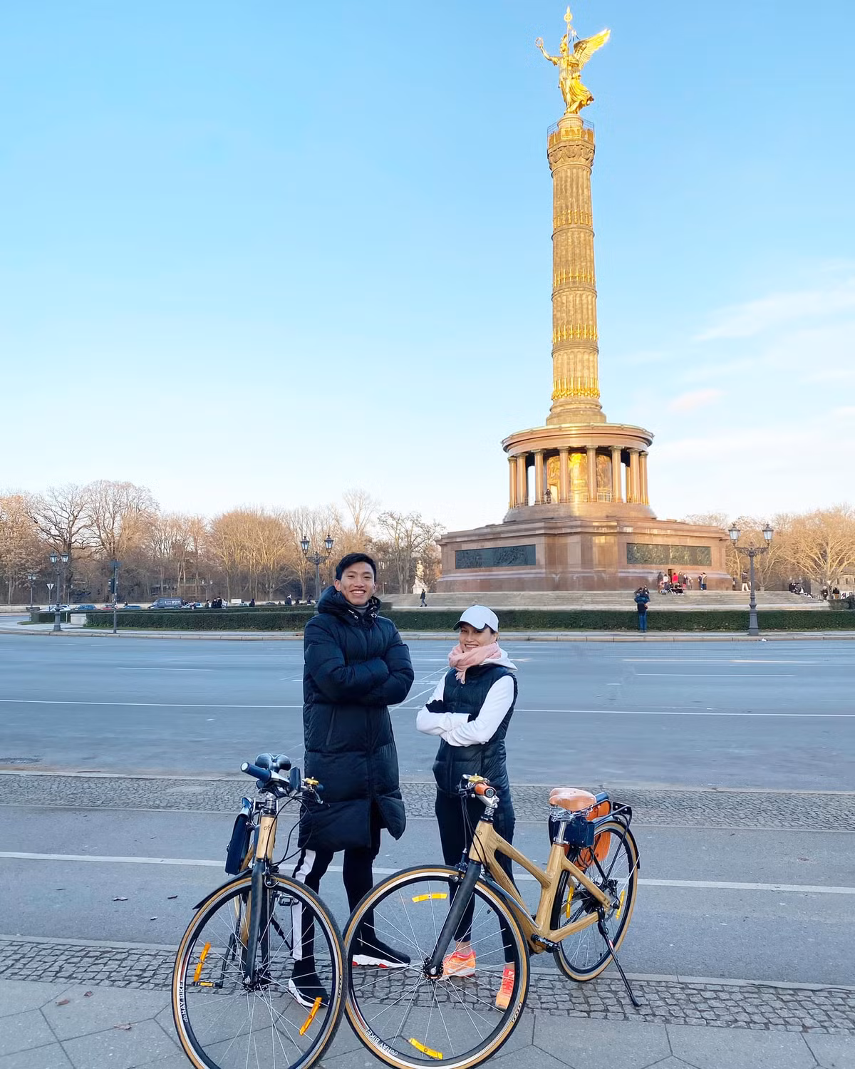 Nhiều người còn nhận định, việc Đoàn Văn Hậu sang Hà Lan thi đấu hoàn toàn là một hợp đồng thương mại. Rõ ràng, sau khi sở hữu cầu thủ người Việt Nam, CLB SC Heerenveen thu hút được rất nhiều sự chú ý của truyền thông.