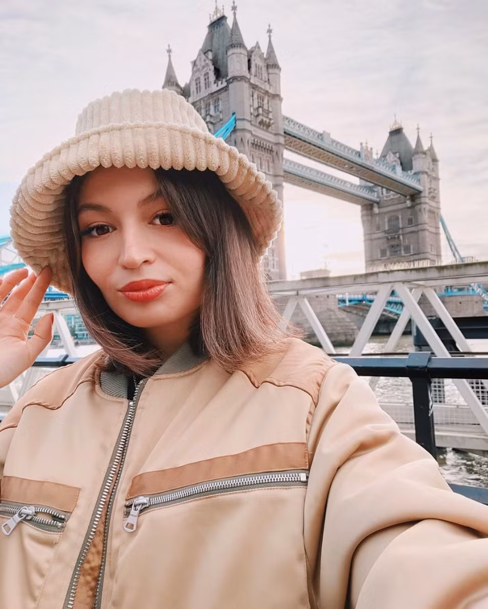 Hiện nay, vlogger là một nghề "hái ra tiền" được nhiều bạn trẻ yêu thích và thử sức. Nhìn những con số thu nhập của các hot vlogger Việt Nam như Quỳnh Trần, NTN,...ai cũng phải choáng bởi quá khủng. Chính bởi vậy nên nghề làm nội dung video, kiếm tiền từ mạng xã hội ngày càng phát triển.
