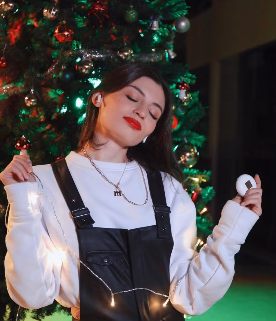 Trên Youtube, vlogger sinh năm 1995 sở hữu 2,8 triệu lượt đăng kí và hơn 1,1 triệu người theo dõi trên Instagram.